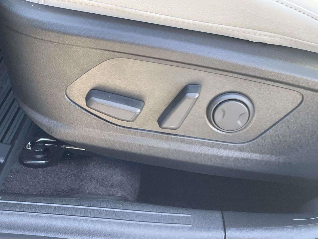 New 2026 White Hyundai SEL AWD image 16