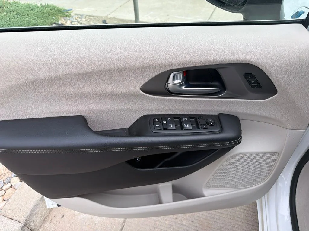 Used 2023 White Chrysler Touring L image 7