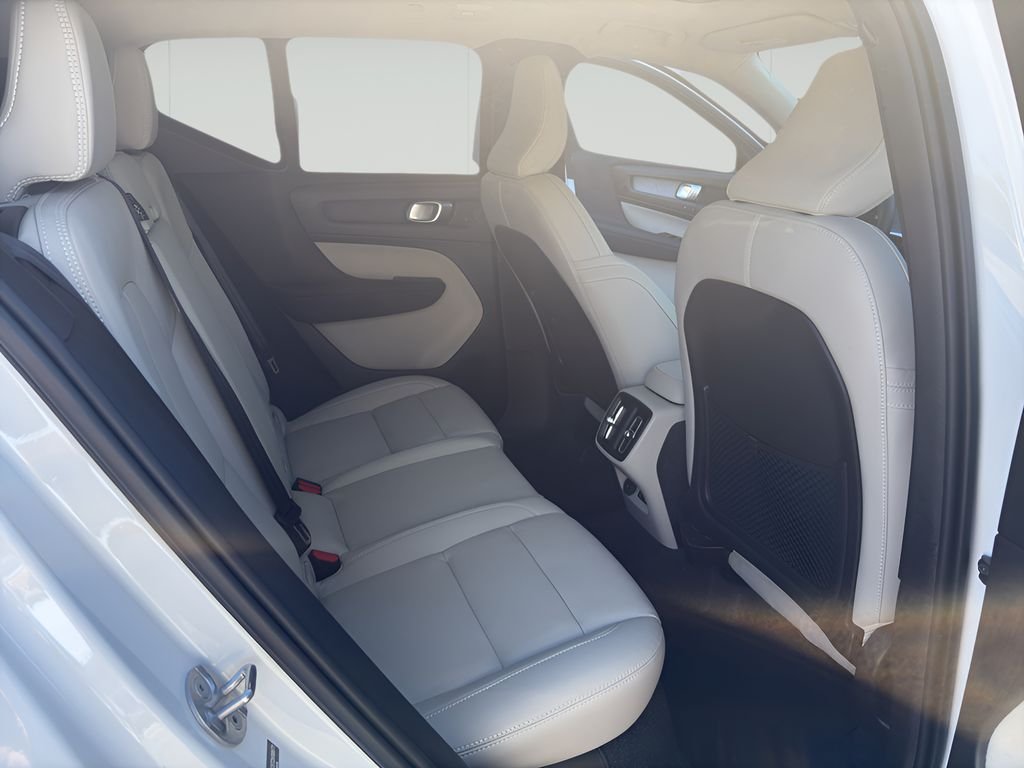 2026 Volvo XC40 Plus - Photo 9