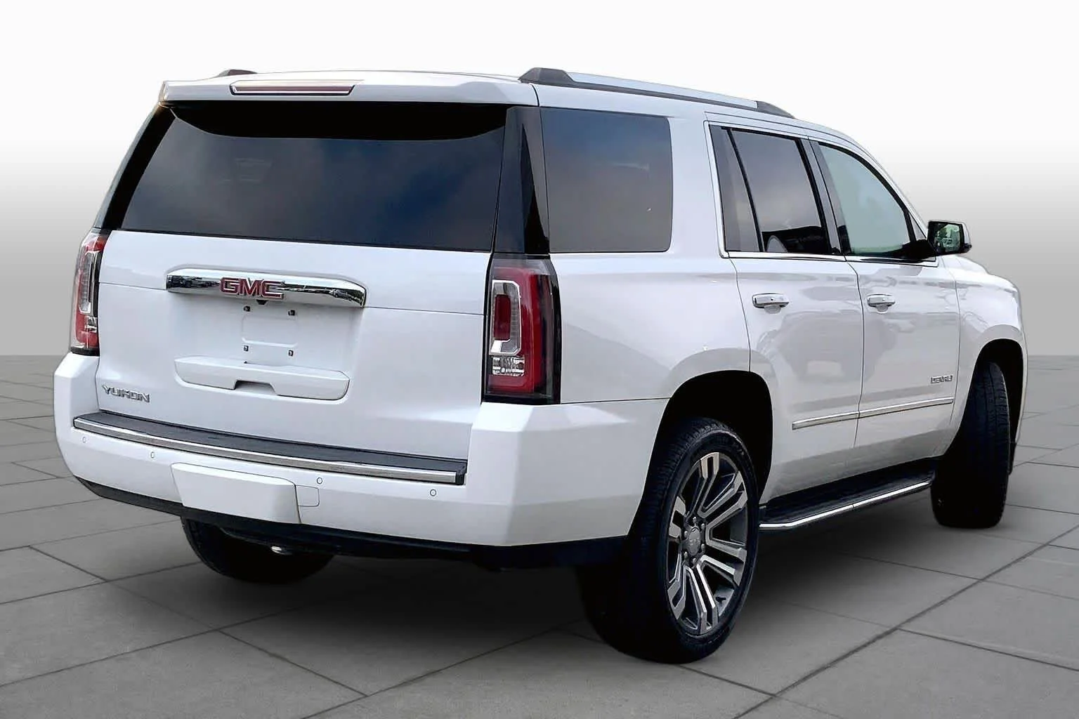 Used 2019 White Frost Tricoat GMC Denali image 12