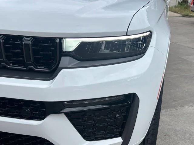New 2027 Bright White Clear-Coat Paint Jeep Summit image 9
