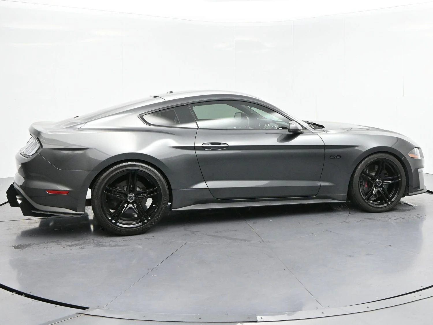 Used 2018 Magnetic Ford GT Premium image 8