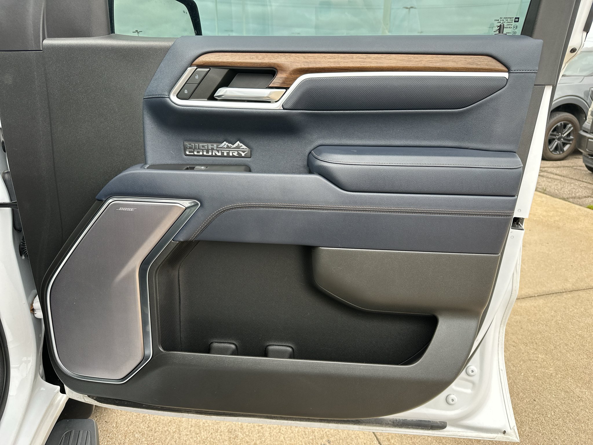 Used 2022 Iridescent Pearl Tricoat Chevrolet High Country image 36
