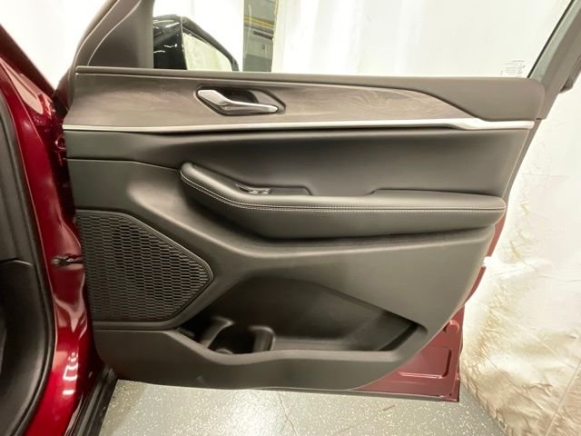 New 2026 Velvet Red Pearl-Coat Exterior Paint Jeep Laredo Altitude image 22