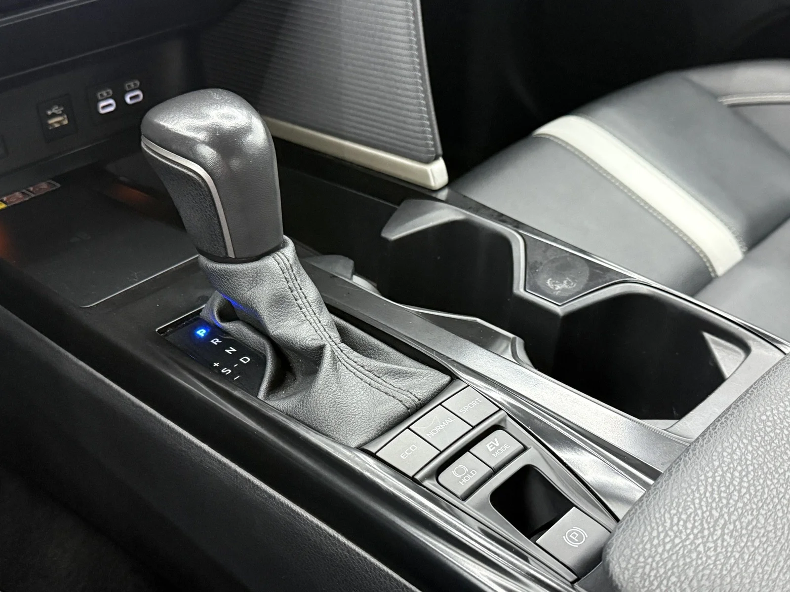 Used 2025 Underground Toyota SE image 23