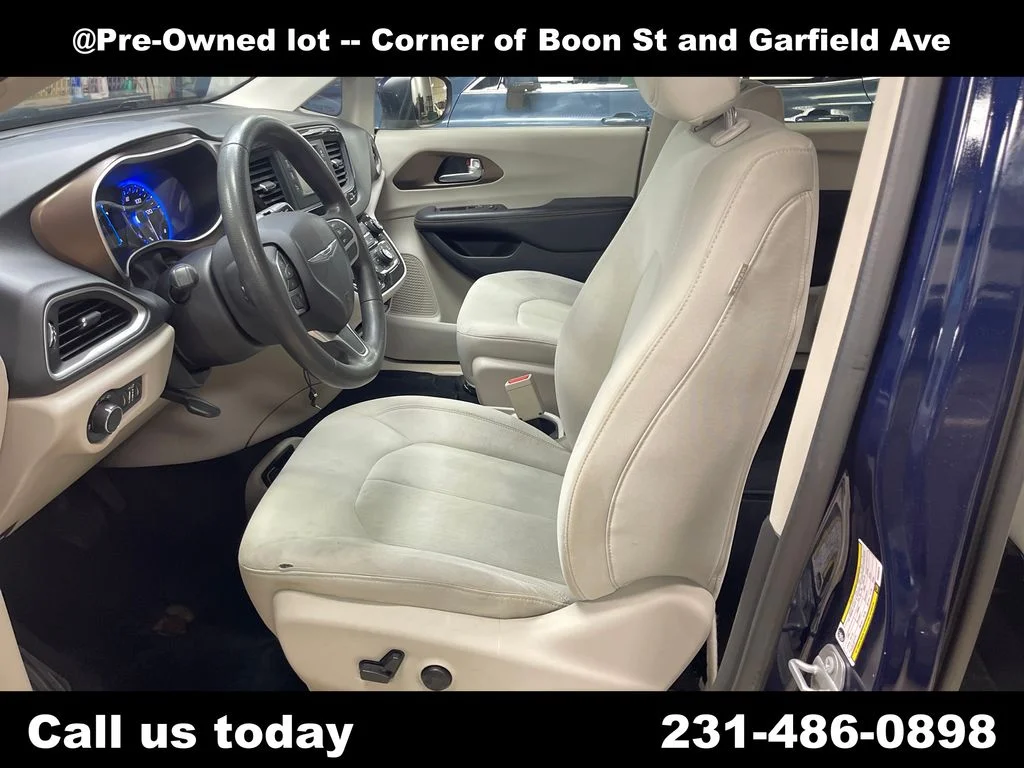 Used 2017 Blue Chrysler LX image 14