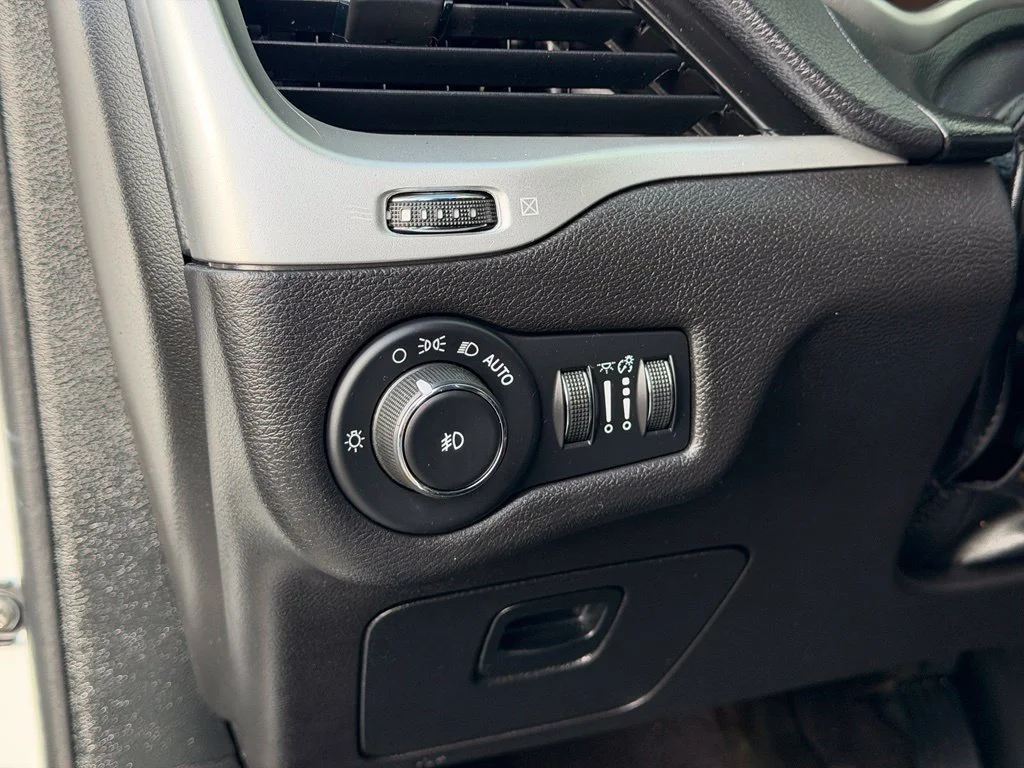 Used 2017 White Jeep Trailhawk image 20