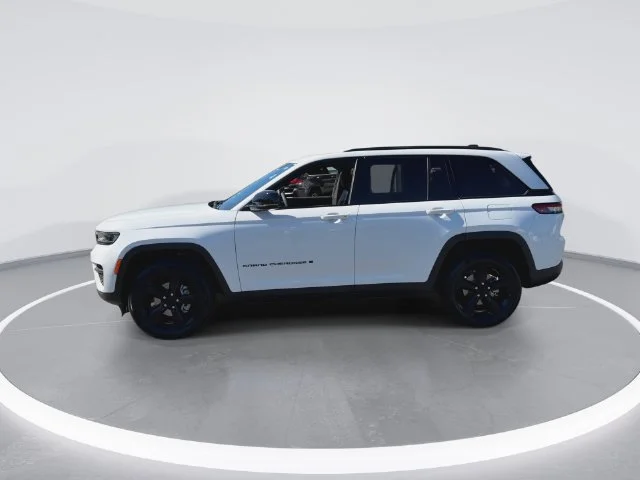 Used 2023 White Jeep Altitude X image 5