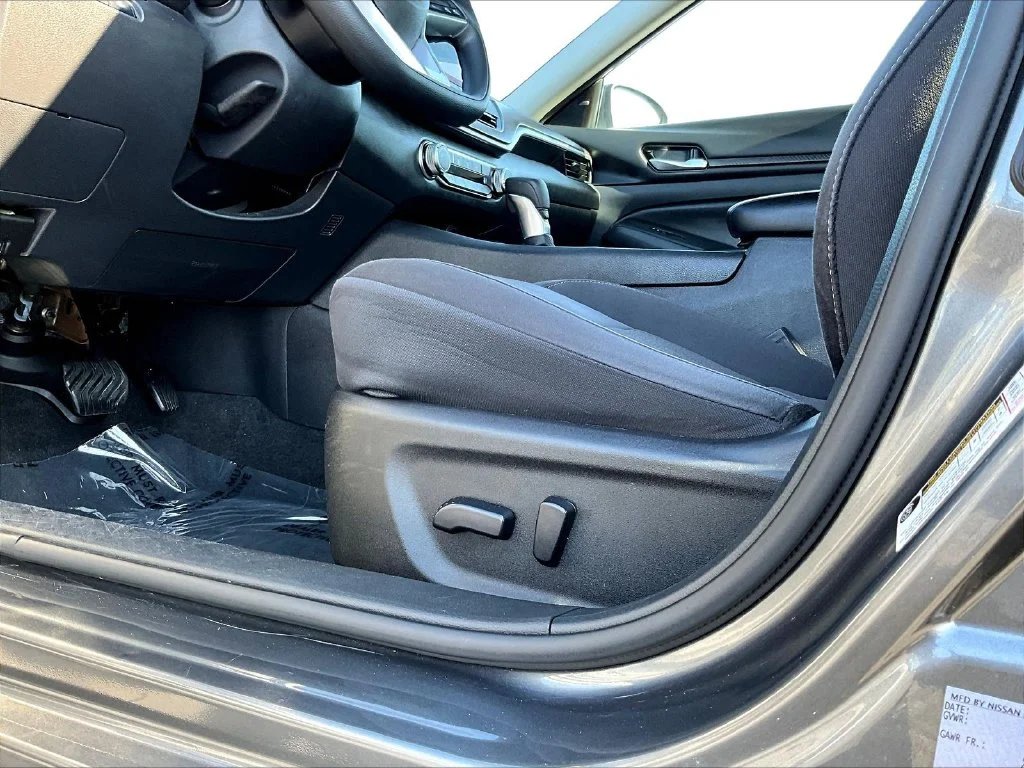 Used 2025 Gun Metallic Nissan 2.5 SV image 39