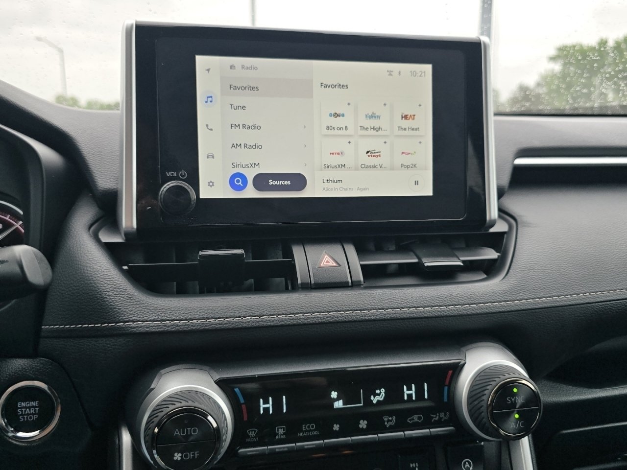 2025 Toyota RAV4 XLE - Photo 26
