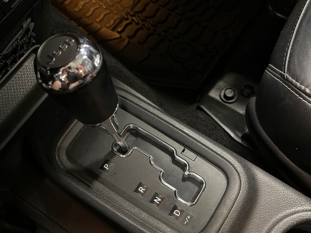 Used 2014 White Jeep Unlimited Sahara image 24