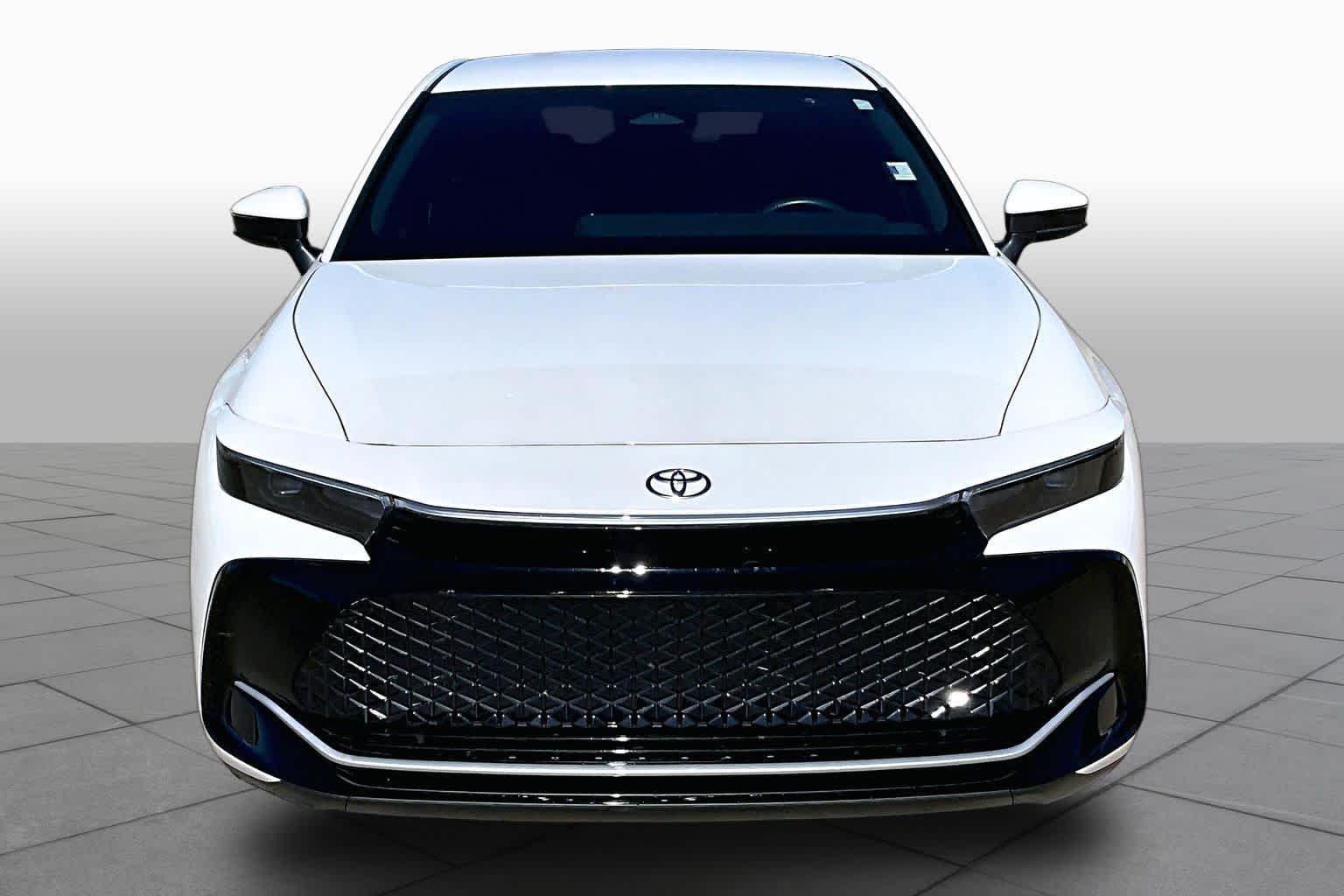 Used 2024 Oxygen White Toyota XLE image 4