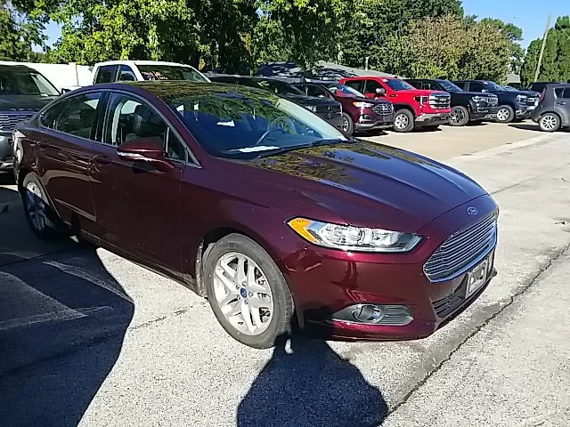 Used 2013 Red Ford SE image 1