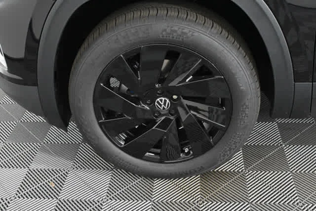 New 2026 Deep Black Pearl Volkswagen 2.0T SE w/Technology image 28