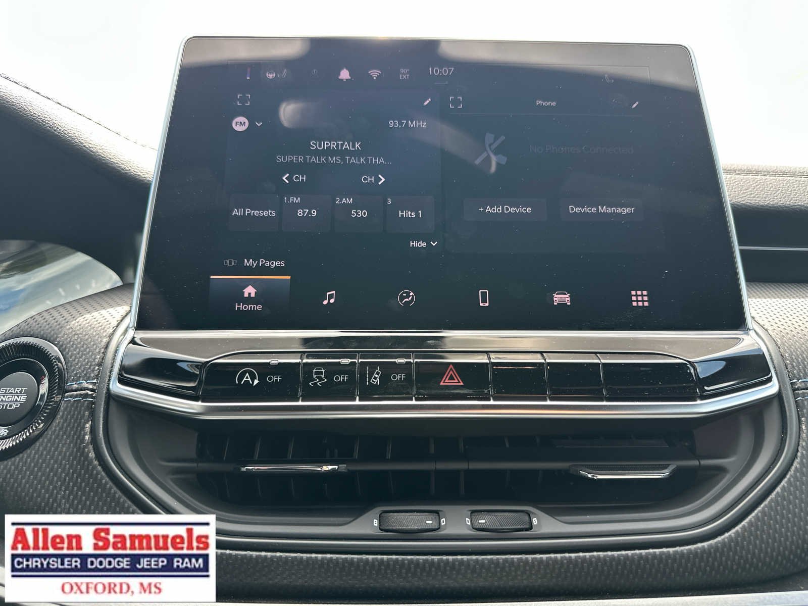 New 2026 Diamond Black Crystal Pearl-Coat Exterior Paint Jeep Latitude image 24
