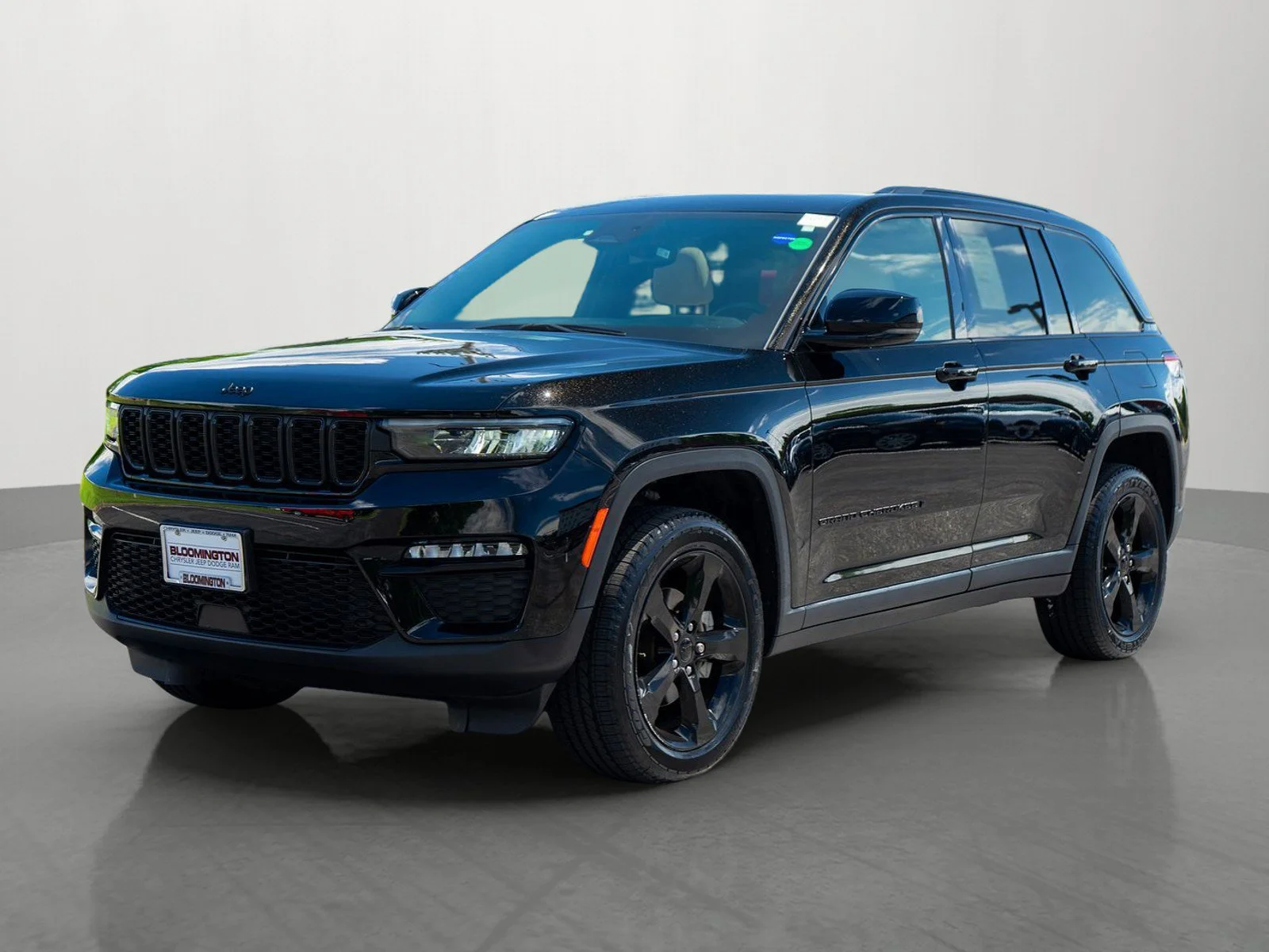 Used 2023 Diamond Black Crystal Pearlcoat Jeep Limited image 3