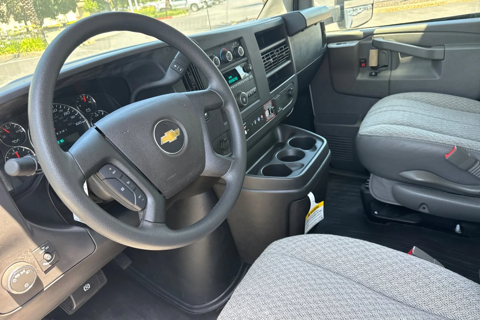 2025 Chevrolet Express Cutaway 3500 1WT view 11