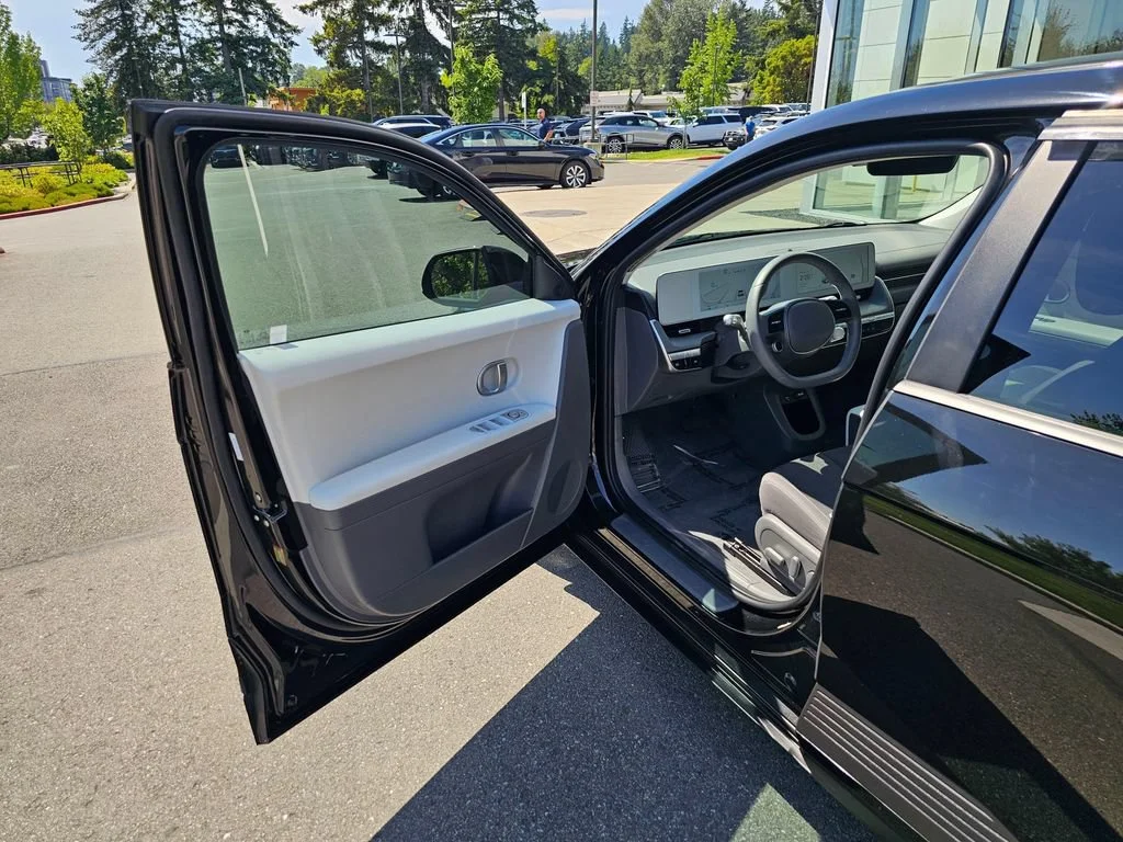 Used 2022  Hyundai SE image 18