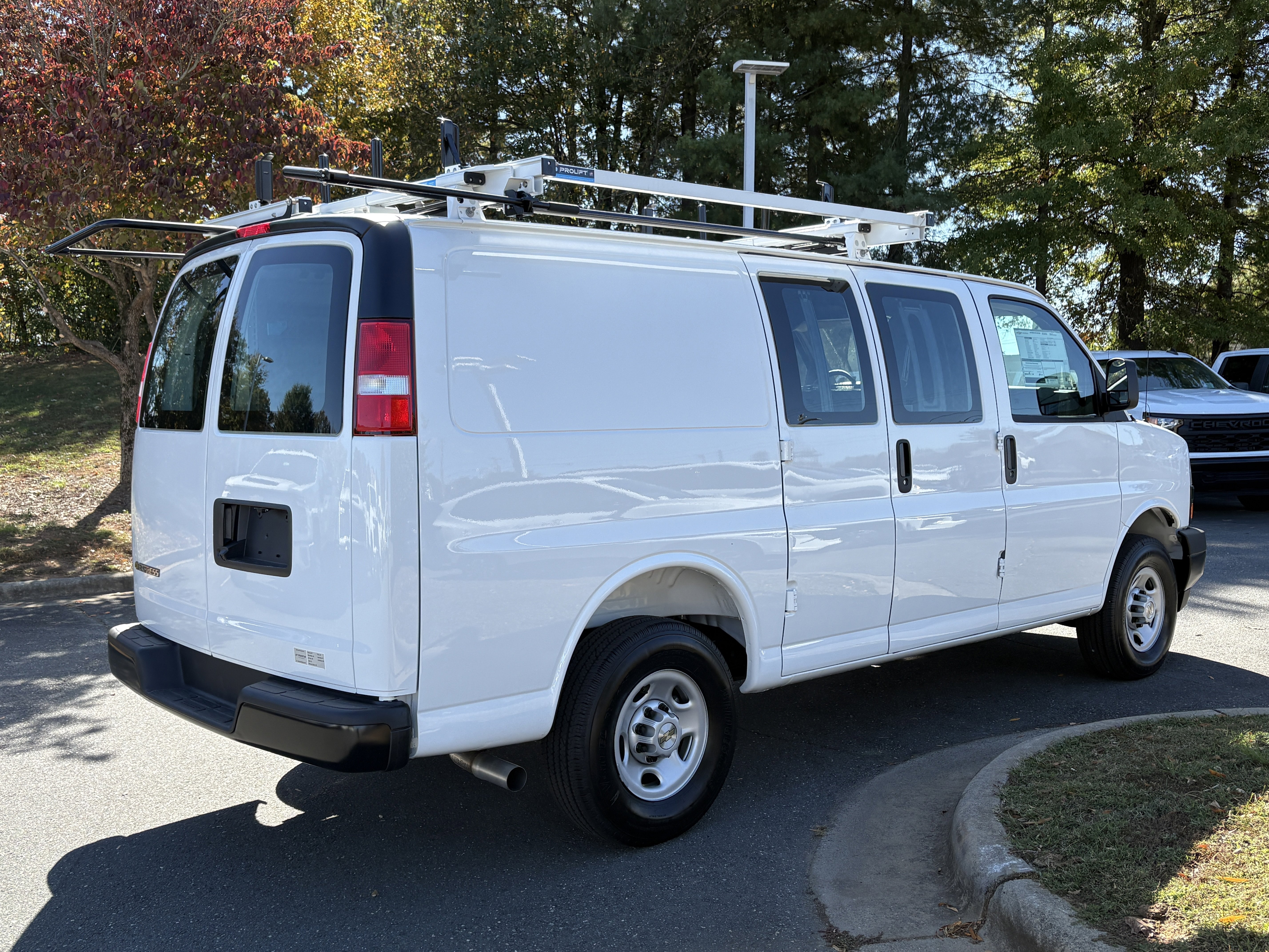 New 2025 Summit White Chevrolet WT image 5