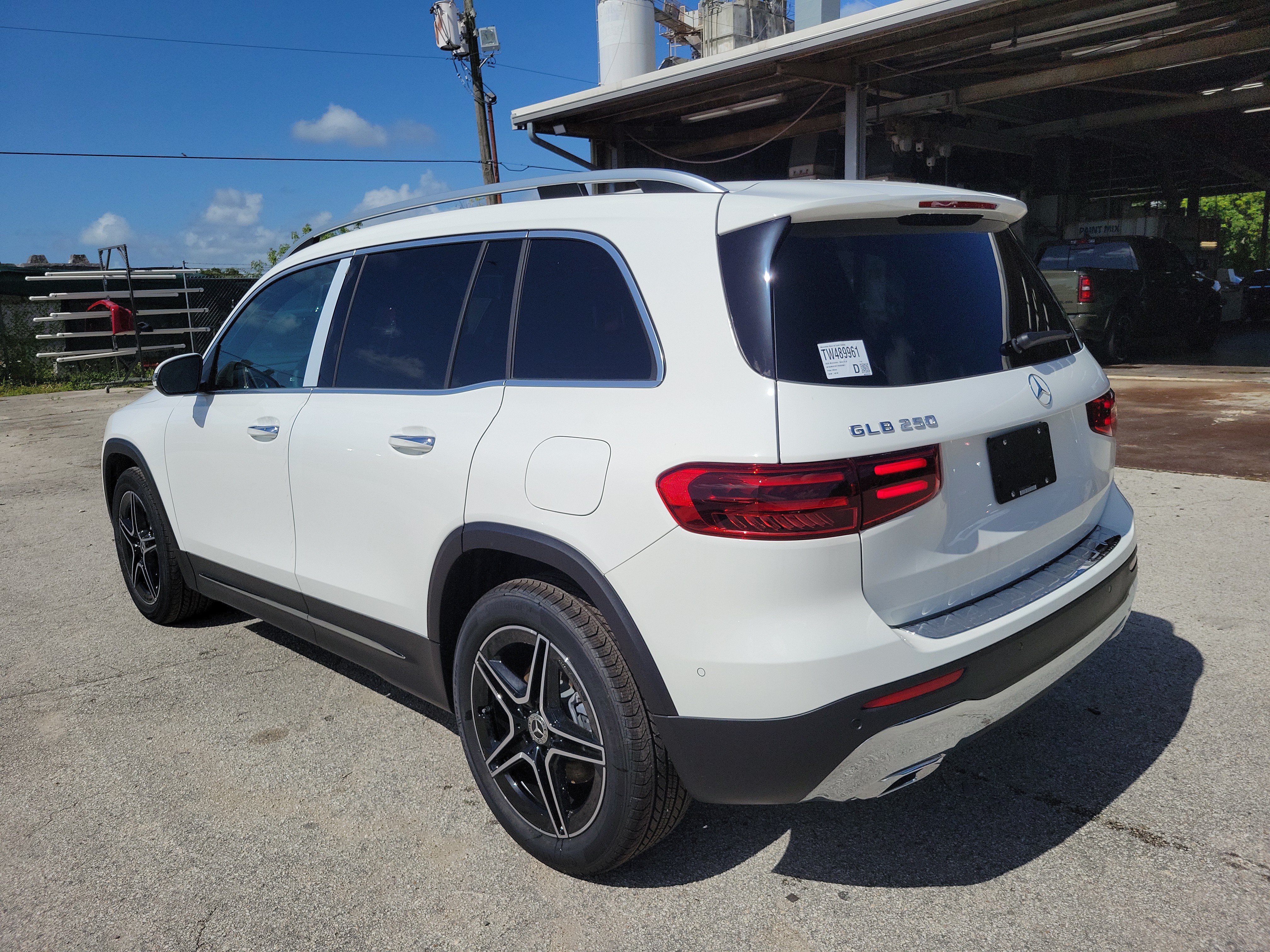 New 2026 Polar White Mercedes-Benz GLB 250 image 34