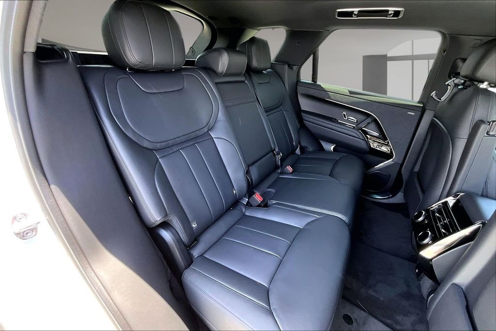New 2026 FUJI WHITE Land Rover Dynamic SE image 10