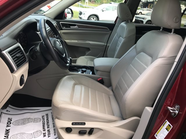 Used 2019 Fortana Red Metallic Volkswagen 3.6L V6 SEL Premium image 28