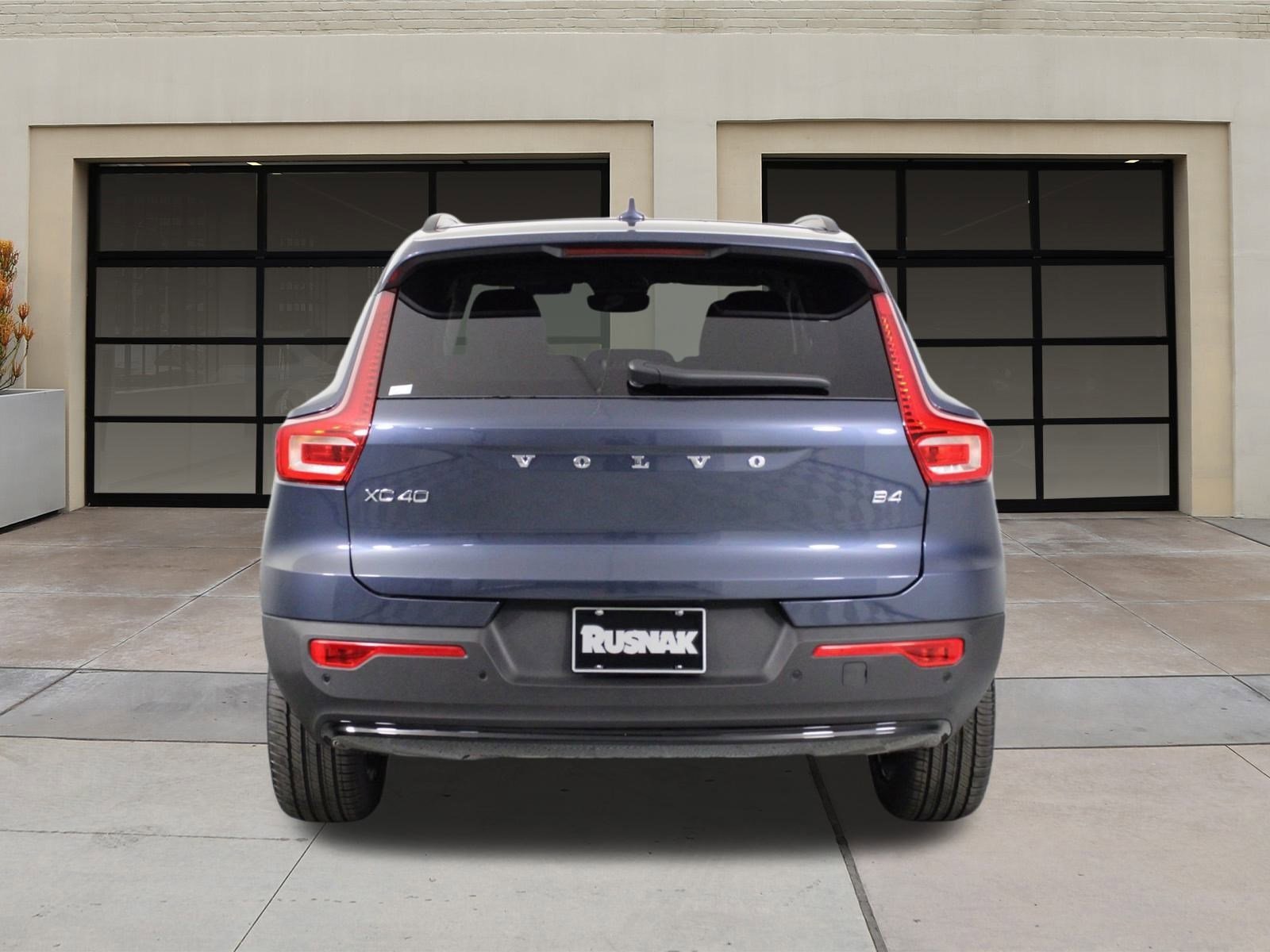 2026 Volvo XC40 Core photo 3