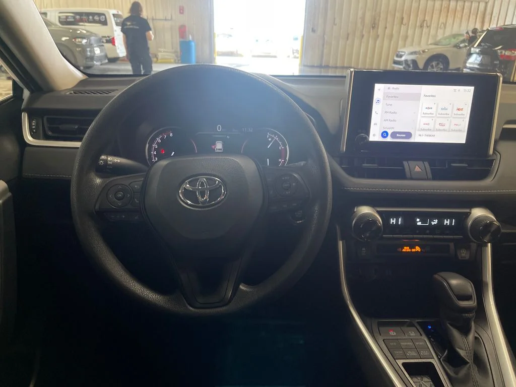 2025 Toyota RAV4 XLE - Photo 16