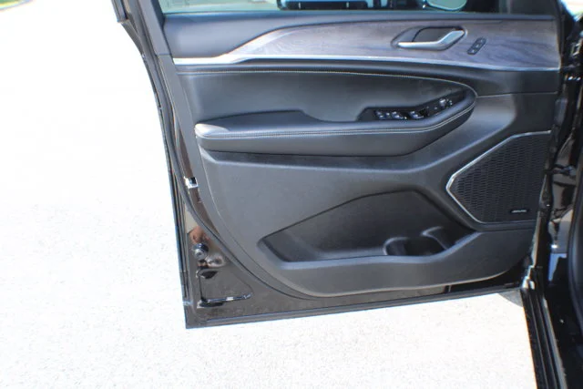 Used 2022 Diamond Black Crystal Pearlcoat Jeep Overland image 6