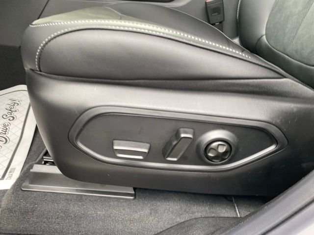 New 2026 Bright White Clear-Coat Exterior Paint Jeep Altitude image 18