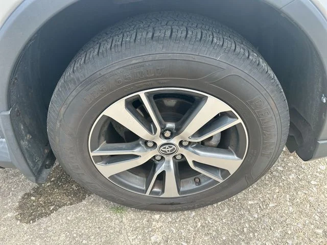 Used 2018 Silver Toyota XLE image 47