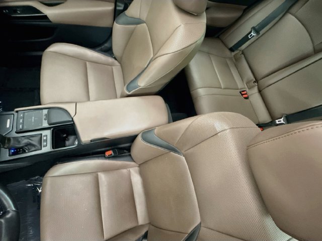 Used 2022 Iridium Lexus 300h image 23