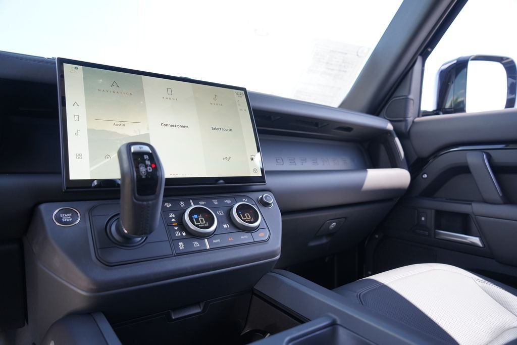 Used 2026 Black Land Rover X-Dynamic SE image 17
