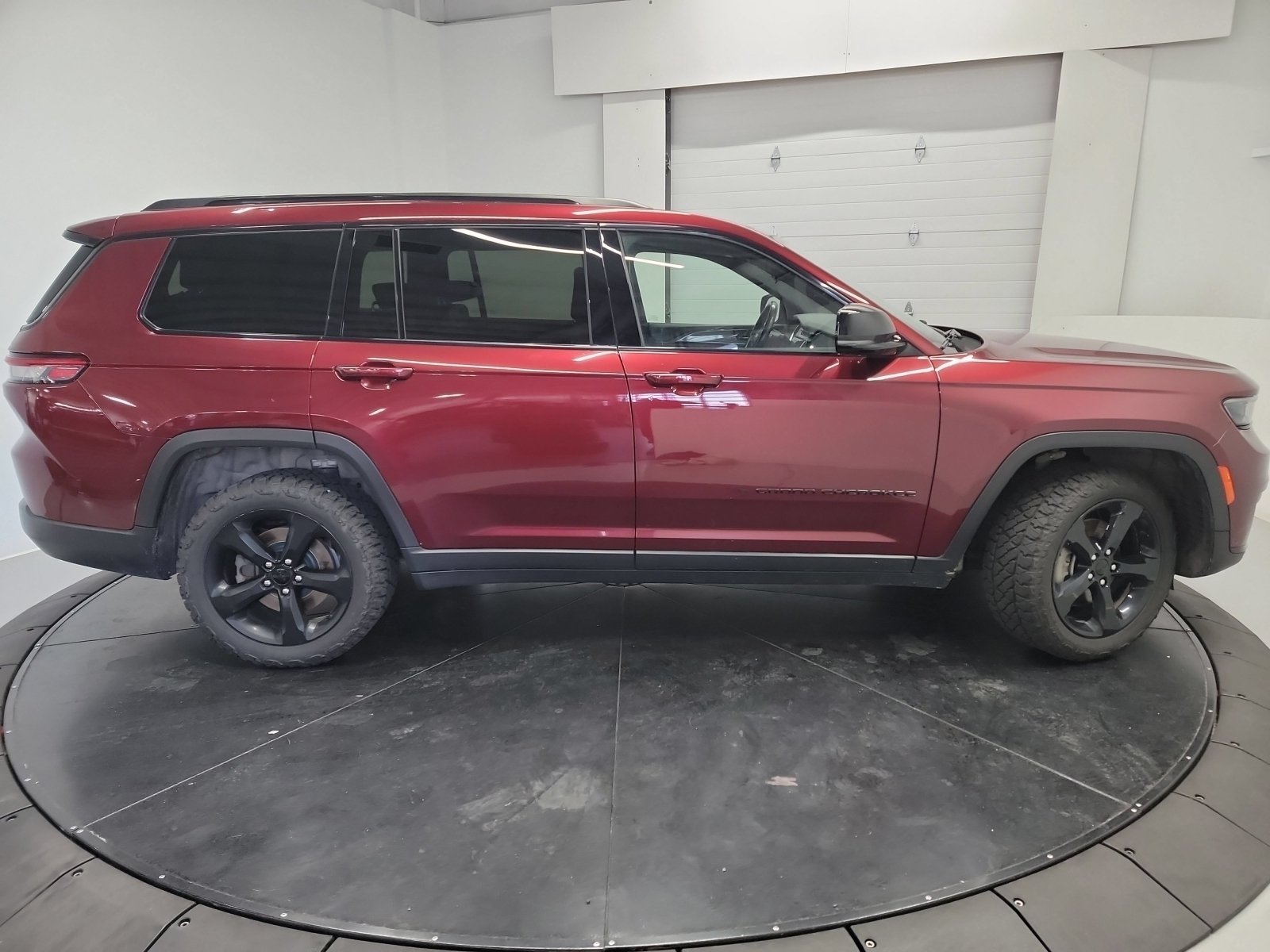 Used 2021 Velvet Red Pearlcoat Jeep Altitude image 9