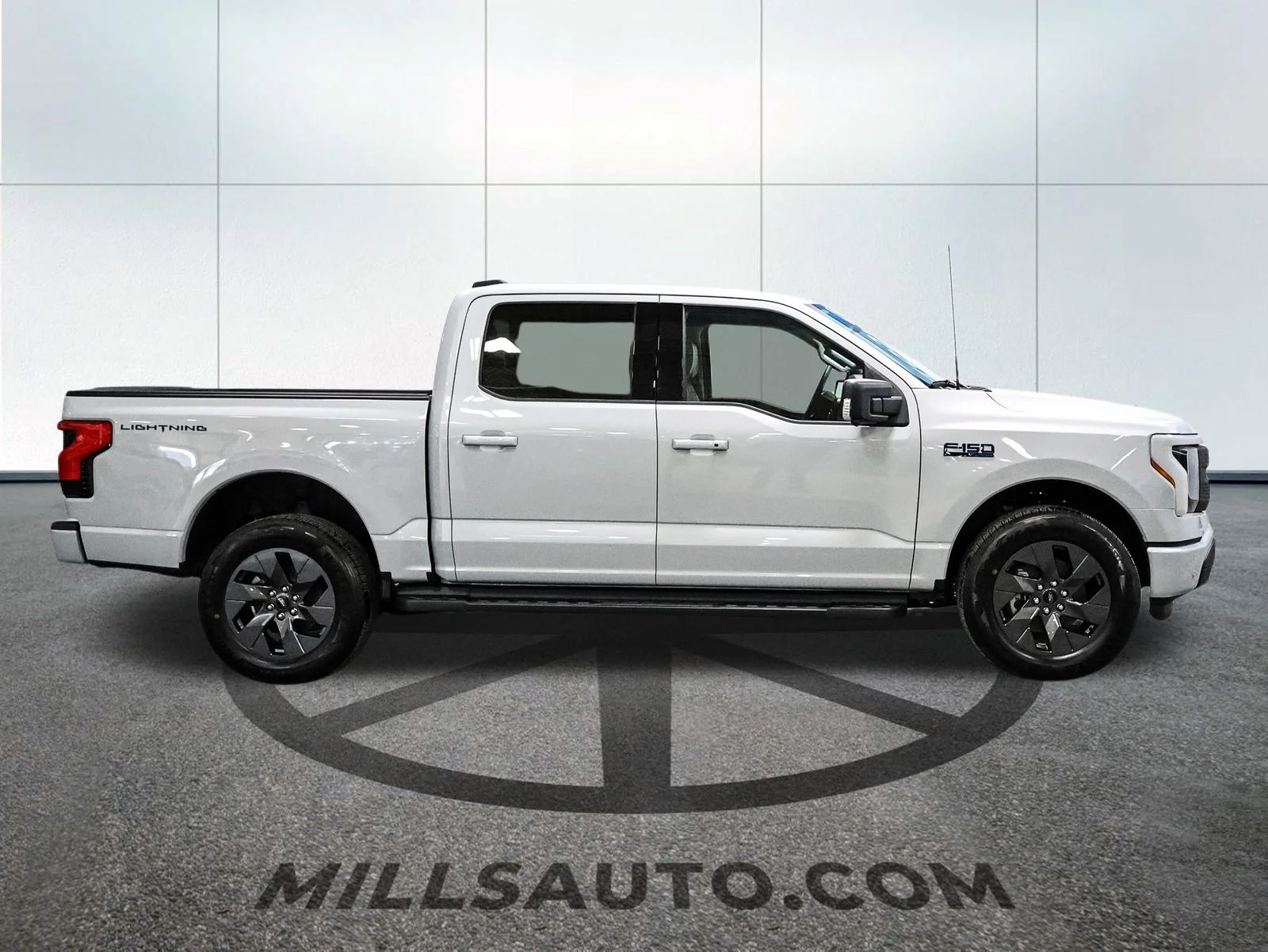 2025 Ford F-150 Lightning Flash - Photo 9