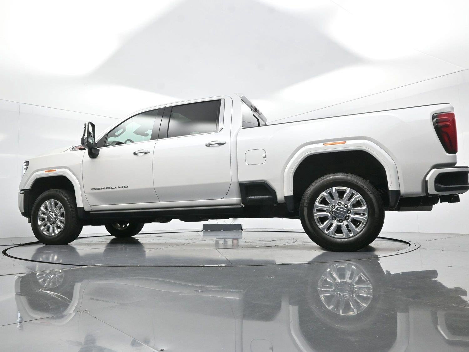 Used 2025 White Frost Tricoat GMC Denali image 45