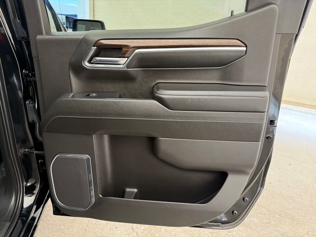 Used 2024 Onyx Black GMC Elevation image 15