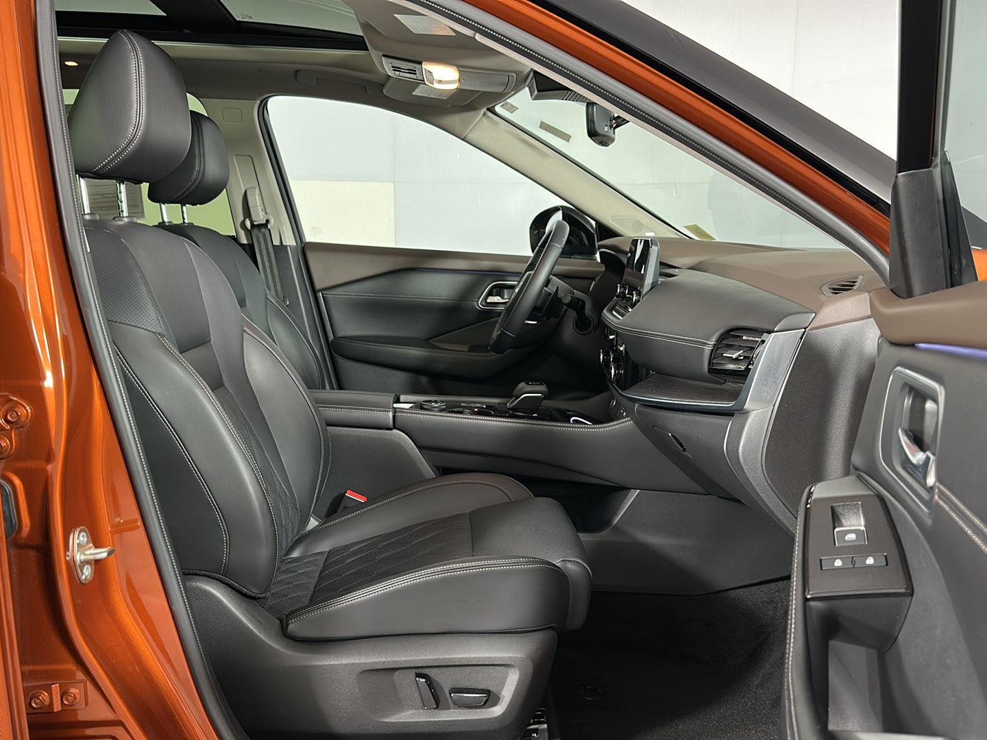 Used 2023 Sunset Drift Chromaflair/Super Black Nissan Platinum image 31