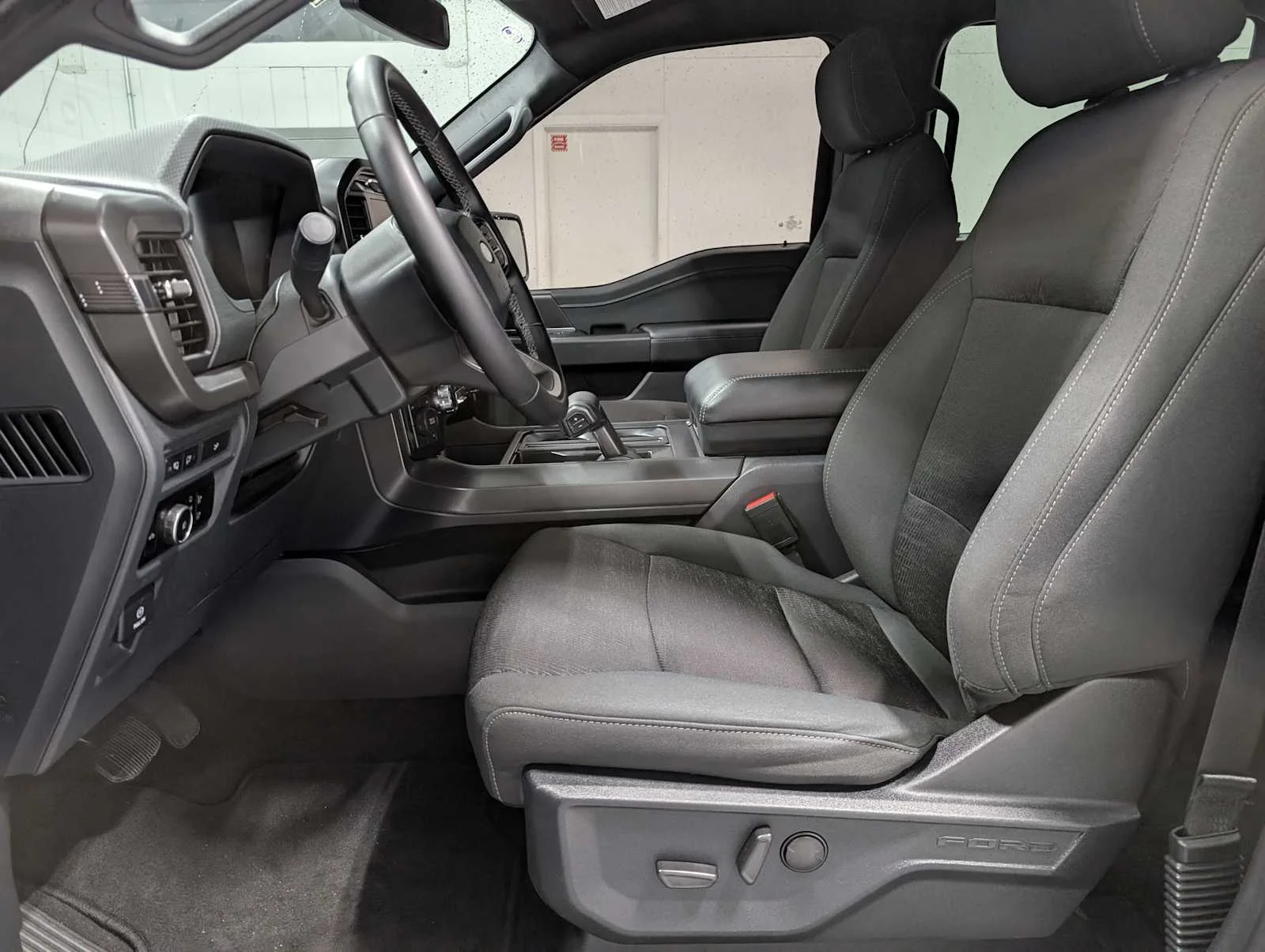 Used 2024 Agate Black Metallic Ford XLT image 4