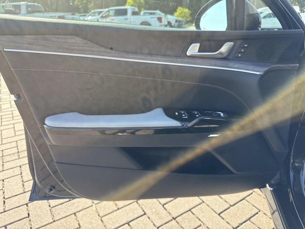 Used 2022 Black Kia EX image 16