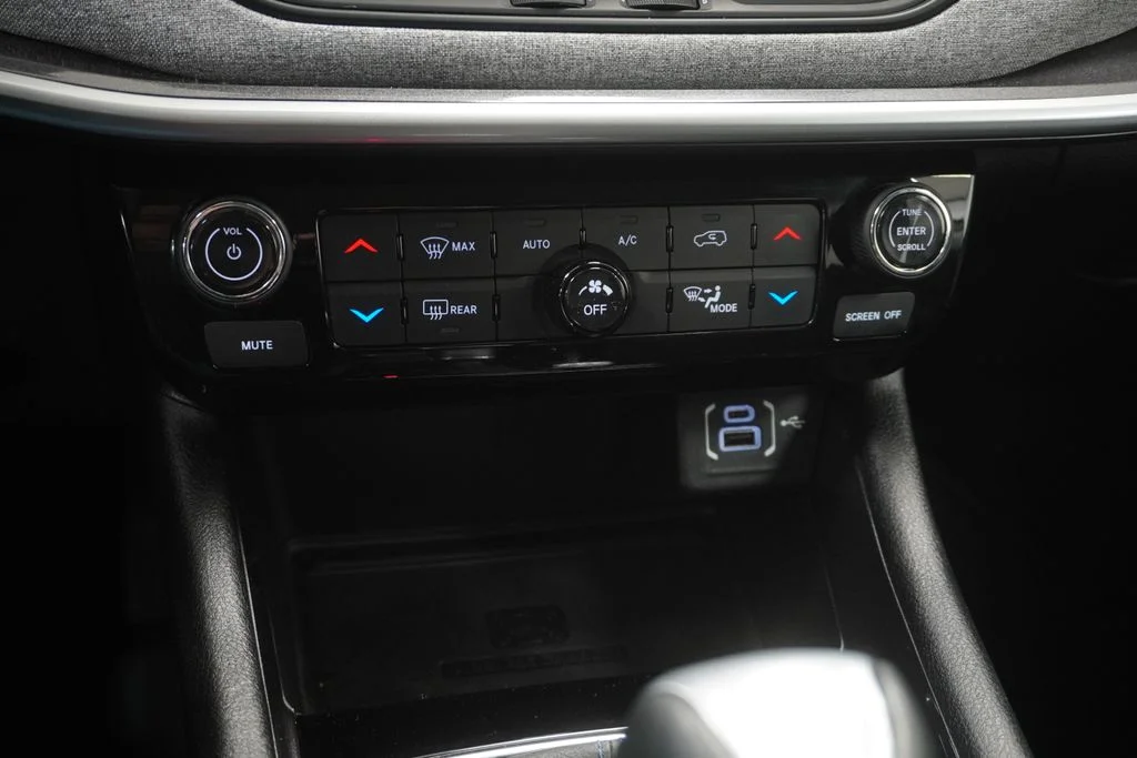 Certified Used 2022 Silver Jeep Latitude image 33