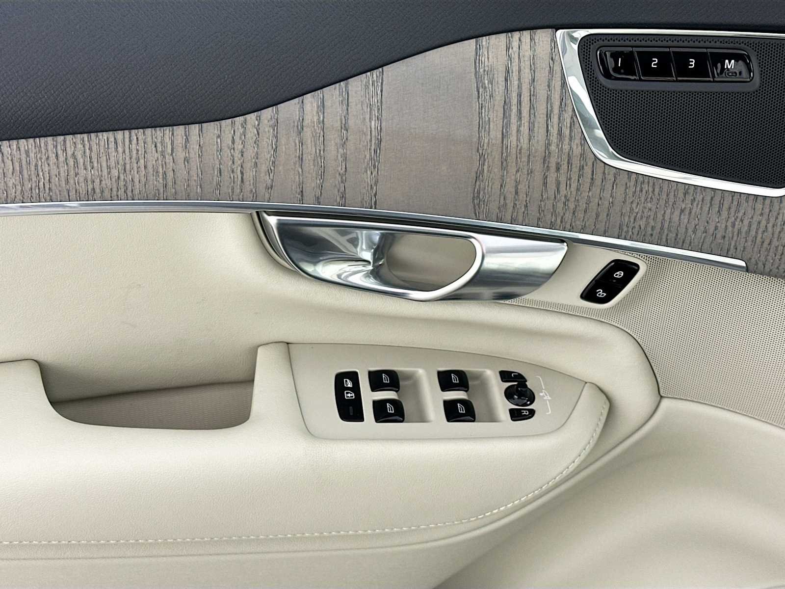 Certified Used 2025 Vapour Grey Volvo Plus image 14