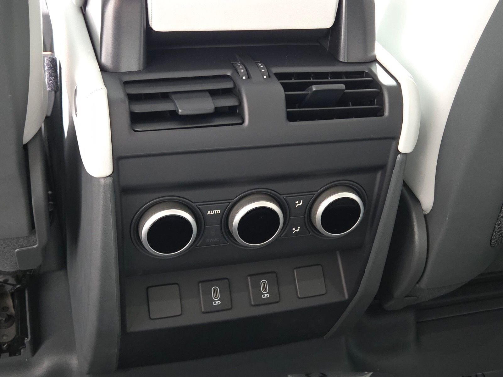New 2026 Tasman Blue Land Rover X-Dynamic SE image 16