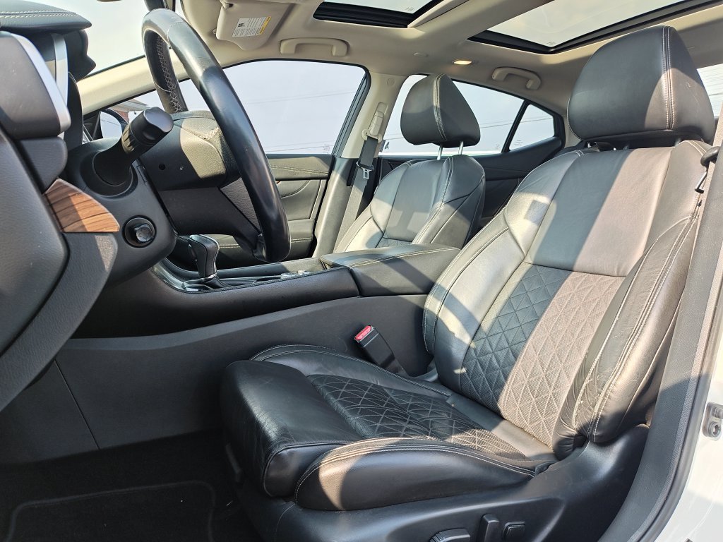 Used 2018 White Nissan Platinum image 13