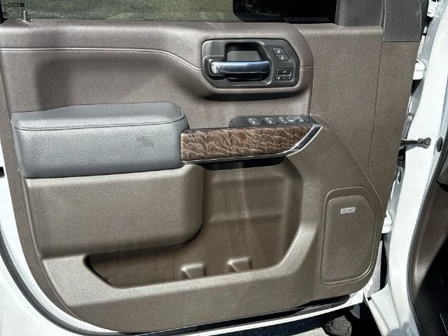 Used 2022 White GMC Denali image 27