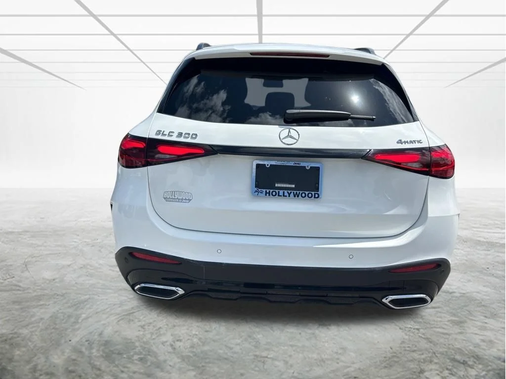 Used 2025  Mercedes-Benz GLC 300 image 2