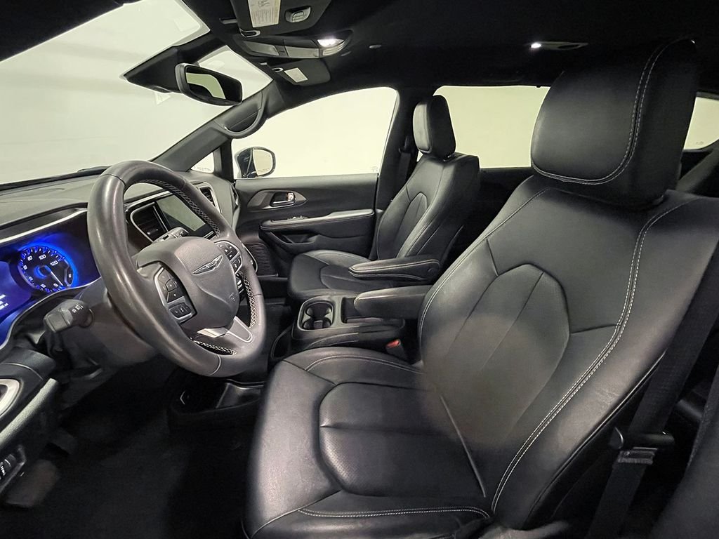 Used 2025 Black Chrysler Select image 25