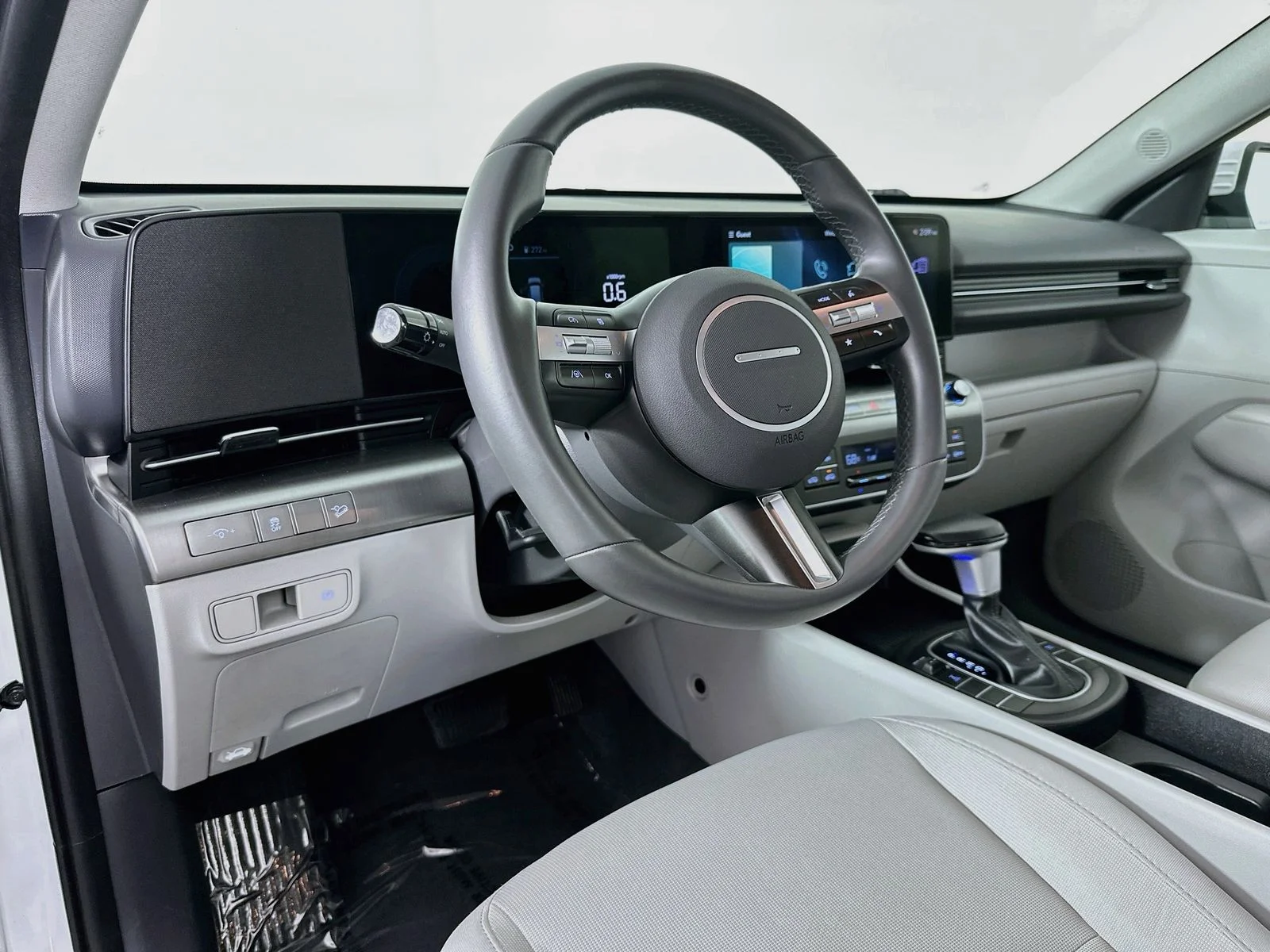 Used 2025 Atlas White Hyundai SEL image 9