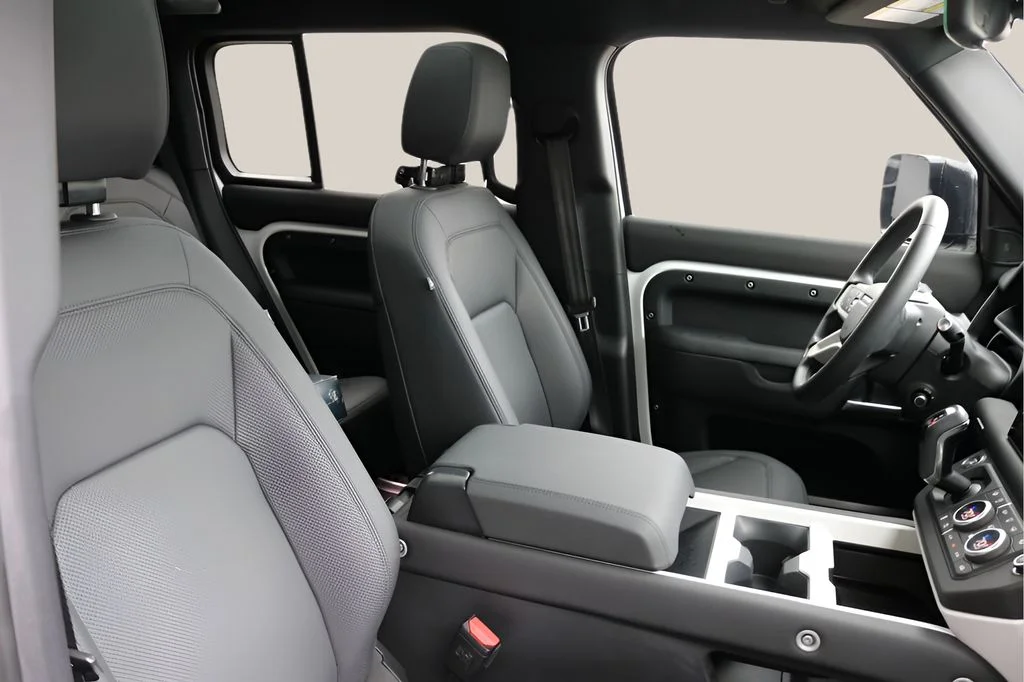Used 2025 White Land Rover S image 22