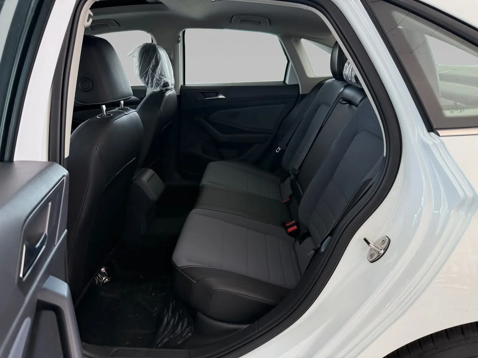 New 2026 Opal White Pearl Volkswagen SE image 22